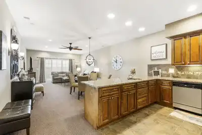 Image de 2 Huge Luxury Condos w/ Pool & Elevator! Fun! Rec Plex! 12 Min To Sdc and Tr Lk!