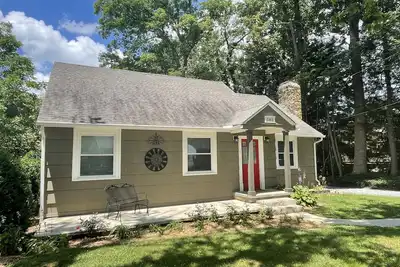 Image de Lovely cottage in downtown Brevard.