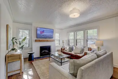 Image de Large luxury Home - Walk to Campus/Stadium in the Heart of Norman