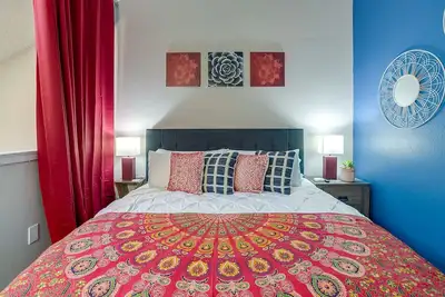 Image de King Bed✶Super Fast WiFi✶4k TVs✶2 Car Parking #106