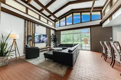 Image de Mid-Century Modern @ Texas A&M Sleeps 16+ in Style