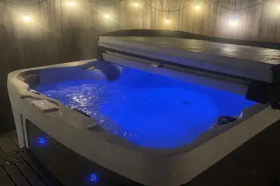 Image de Private Hot Tub! Stunning updated downstairs home- Amazing Location