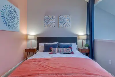 Image de Entire Place✶King Bed✶WiFi✶Full Kitchen✶4k TVs #37