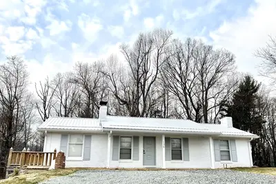 Image de Kathleen's Cottage: Mountaintop home w/ 2 Fireplaces, Rec Room, & Views!