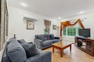 Image de Convenient home with deck, grill, & washer/dryer - walk into town & Acadia