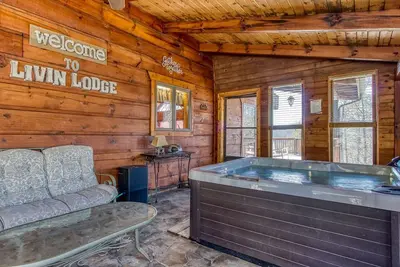 Image de Livin' Lodge, Hot Tub, Wifi, $560 Free tickets each paid day, Pool Table, Wifi!