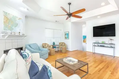 Image de The Cool Coconut | Bright + Airy Home, Near Beach!