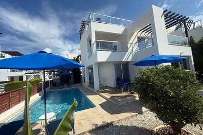 Villa Aqua Sunrise 1km From Beach With Sea Views