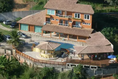 Image de Luxe maison de plage, face à la lagune et surplombant la mer.