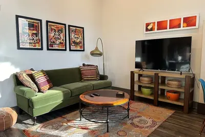 Image de Worldly Designed Spacious One-Bedroom Unit in Rochester's East End