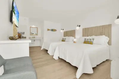 Image de Boutique Hotel 2 double beds with Pool, Location! 1 block to Beach/Restaurants