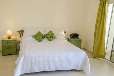 Image de 1bd cental condo, large living room, steps from sandy beach, pool/Wi-Fi/cable Tv