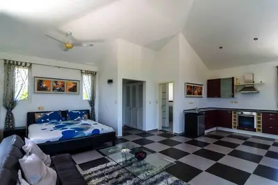 Image de Quiet retreat in lush tropical scenery