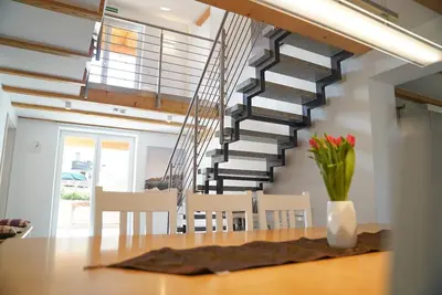 Image de Newly built loft with private outdoor seating area and balcony