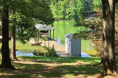 Image de Waterfront house with dock, level lot, kayaks, park like setting, boat parking