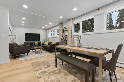 Image de Look no further! Anchorage's Best Stay is Here. Next to Downtown & Free Parking!