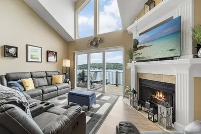 Image de Cedar Heights - Spacious 5 Bdrm Lakeview Condo