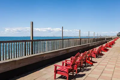 Image de Oceanfront Getaway at the Dolphin Saturday cottage located at the Oceana Cottages