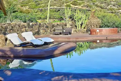 Image de Villa Meriggio B: A characteristic dammuso with the fascination of the typical and ancient houses of the island.