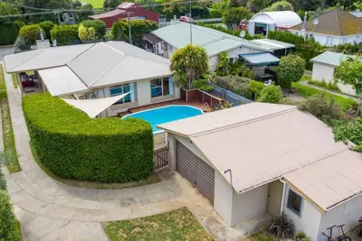 Image de Three Bedroom Home with a Pool & Fireplace
