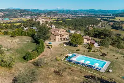 Villa Lugnano avec piscine et grand jardin parfait pour vacances en groupe