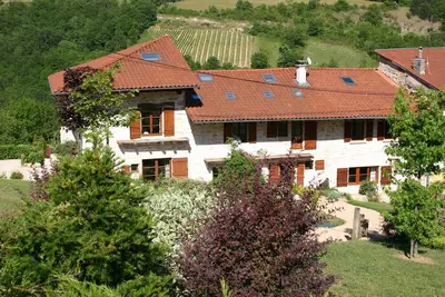 Propriété à louer grand jardin paysagé et terrasse avec belle vue sur la vallée
