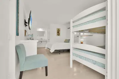 Image de Boutique Hotel Queen room w/ Bunk bed. Pool, Location! Walk to Beach/Restaurants