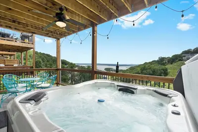 Image de $400 Daily Attractions-Private Hot Tub w Gorgeous Lake View-Cmty Pools & Basketball!