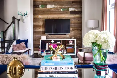 Image de Enjoy an amazing experience in this centrally located trendy townhome!