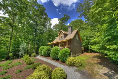 Image de Cozy Ellijay Cabin-close to hiking, Red apple barn, waterfalls and wineries!