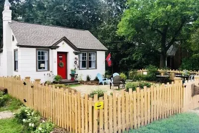 Image de Heart of Five Points. . Adorable, updated, 3 bedroom one bath Cottage for rent!