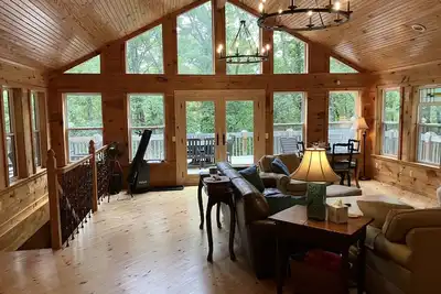 Image de Lakefront, Forested, 4 bed/2 bath, Ping Pong, Pool Table, Kayaks, Wifi, No Pets.