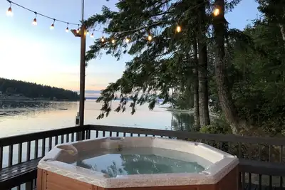Image de Waterfront with Hot Tub Pnw Cabin