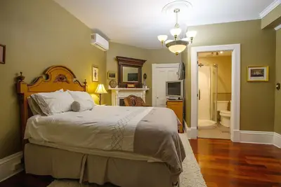 Downtown Liverpool elegant suite, antiques, wood floors, in historic Queen Anne