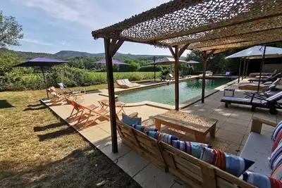 Gite 6 personnes dans domaine avec piscine