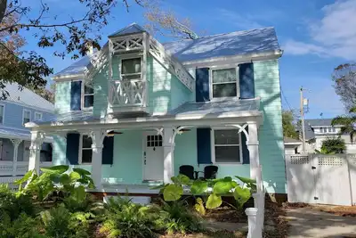 Image de Newly Remodeled Historic Key West Inspired Home; Steps to the Beach