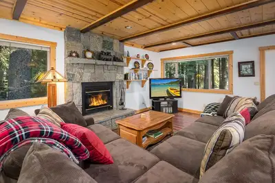 Image de Hot Tub w/Forested Views plus Garage in Quiet Neighborhood “Lazy Bear Lodge”