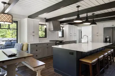 Image de Idyllic Mountain and Lake Getaway