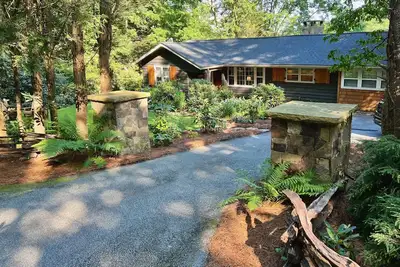 Image de Sanctuary Cottage - Historic Highlands Charm w/ Screen Porch, Firepit out Front