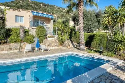Image de Petite maison idéale pour les familles avec vue sur la mer et piscine privée