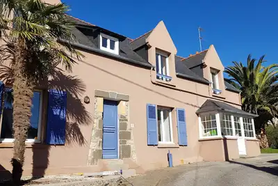 Morgat 70 mètres  Plage, 8 personnes avec jardin et parkings