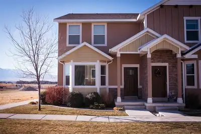 Image de Cozy Townhome North Logan 3bd/2. 5ba Sleeps 6+