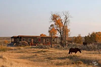 Image de C2: Modern cabin on Wind River on working cattle ranch