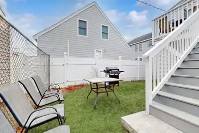Cute getaway near the beach with full kitchen, fast WiFi, & furnished deck