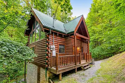 Image de Lovely cabin w/ private hot tub, pool table, fireplace, free attraction tickets