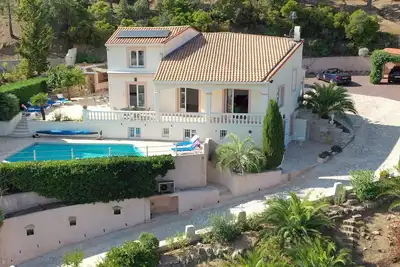 Image de Villa La Belle Issambre – Villa familiale de luxe sur la Côte d’Azur avec vue mer, piscine chauffable et accès à une réserve naturelle