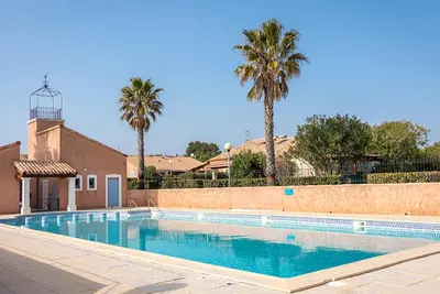Image de Maison de Vacances à Loupian avec Piscine et Tennis - Idéal Famille