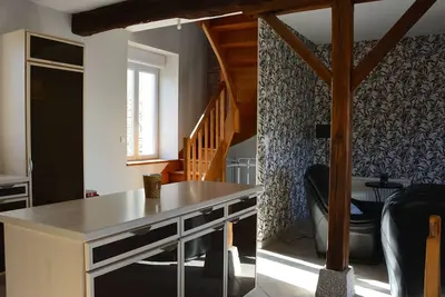 Image de Maison lumineuse pour 4, près d'Orléans et Chartres, avec cour, terrasse, parking, et équipements complets.