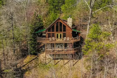 Image de Cabin Of Many Colors, Hot Tub, Mtn Views, Cozy Cabin Retreat in the Smokies! ! !