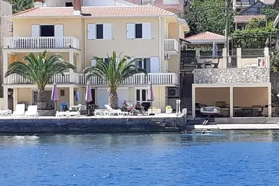Image de Feet in the water! Rent several large luxury apartments of 100m2